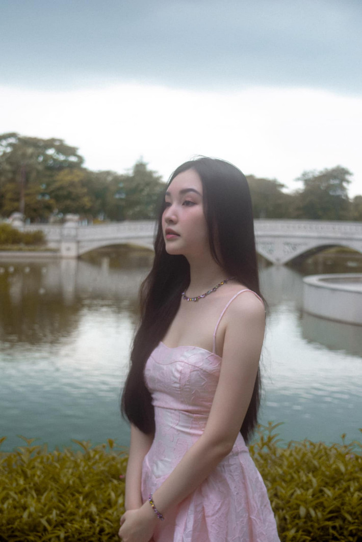 Ngọc Trân thu hút mọi ánh nhìn với khí chất mong manh, tao nhã.