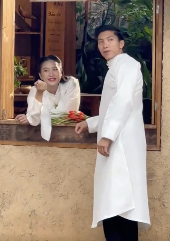 Theo đó, bộ ảnh cưới của cặp đôi trẻ đình đám bậc nhất hiện tại được thực hiện ở làng cổ Đường Lâm thuộc thị xã Sơn Tây - Hà Nội.