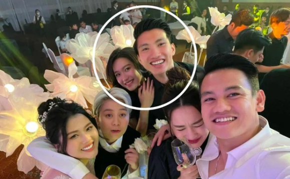 Lần có nhiều cử chỉ thân thiết và visual soi cận nhất là trong đám cưới của cầu thủ Thành Chung. Sự xuất hiện của Văn Hậu và Hải My tại đám cưới khiến netizen chú ý vì thời điểm đó cả hai chưa công khai.