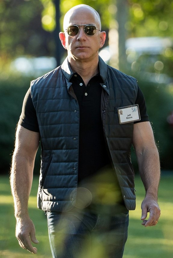 Jeff Bezos của ngày hôm nay, chủ nhân của một đế chế thương mại điện tử trên toàn cầu.