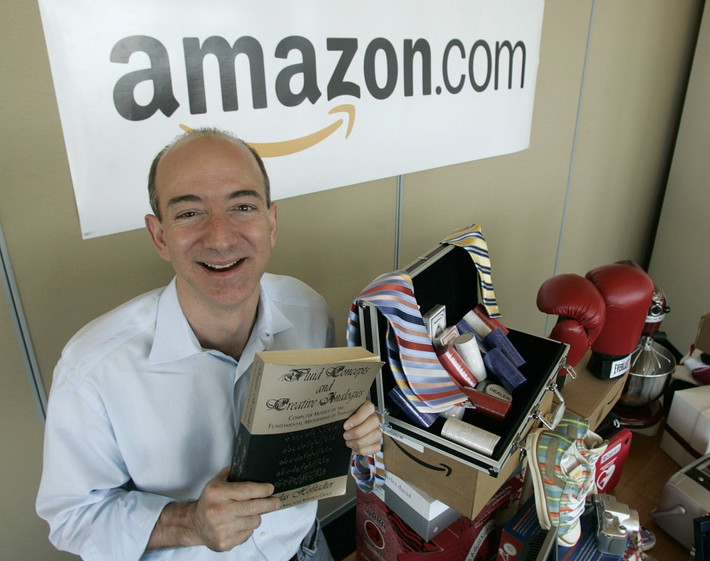 Jeff Bezos - CEO Amazon, một trong những CEO công nghệ nổi tiếng nhất thế giới vào năm 2005 khi còn là một ông chủ bán sách online