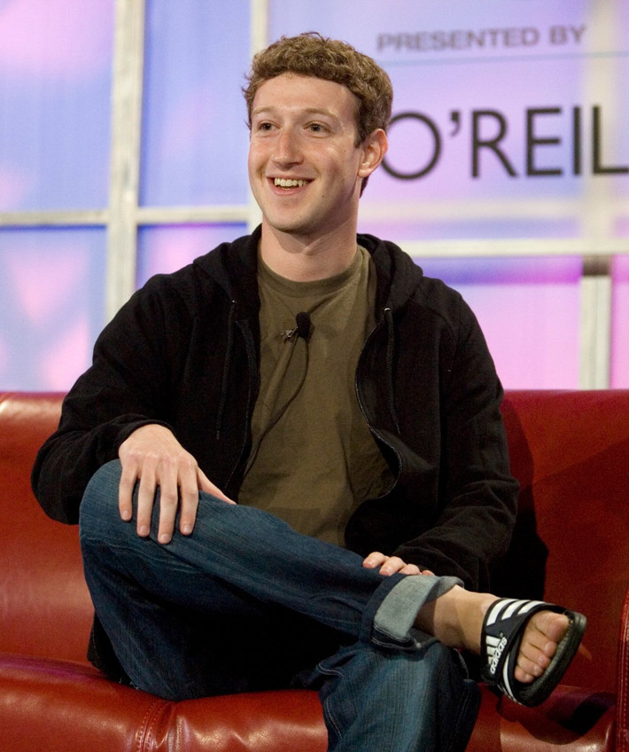 Mark Zuckerberg - ông chủ của Facebook. Nổi tiếng với chiếc áo hoodie trứ danh, Mark đã từng bị chỉ trích khi ăn mặc như thế này để lên sóng truyền hình vào năm 2007.