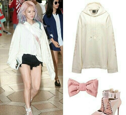 Tại sân bay, Hyoyeon nổi bật với mái tóc ombre sặc sỡ của mình. Cô nàng khoe phong cách cá tính nổi bật với cả một set đồ đến từ thương hiệu Puma gồm áo hoodie giá hơn 5 triệu VND, boot đan dây 20 triệu VND và chiếc túi xách có hình chiếc nơ độc đáo có giá 4,5 triệu VND.