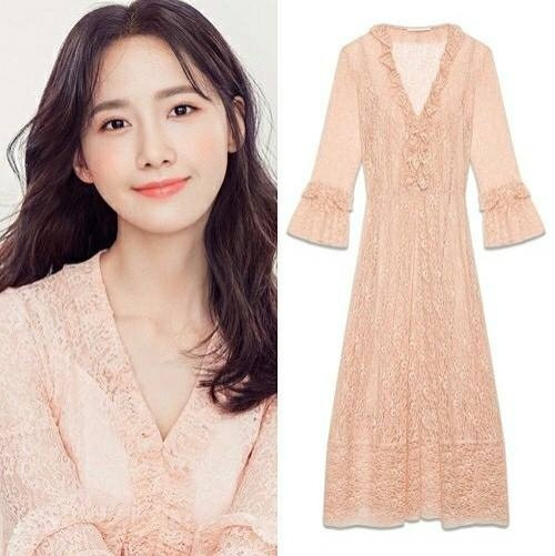 Chiếc đầm dáng cổ điển này của cô nàng có giá gần 11 triệu đồng thuộc thương hiệu Maje.