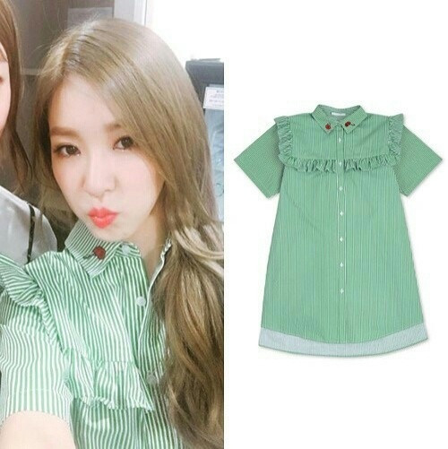 Vẻ ngọt ngào và nữ tính của Tiffany rất phù hợp với những thiết kế có tông màu pastel nhẹ nhàng. Chiếc váy sơ mi kẻ sọc xanh trắng với phần bèo nhún quanh cổ được cô nàng diện thuộc thương hiệu Rolarola trị giá 1,5 triệu VND.