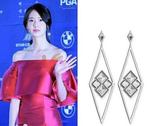 Yoona lộng lẫy trên thảm đỏ với chiếc đầm đỏ satin hở vai và phụ kiện là khuyên tai đính đá. Đây là sản phẩm đến từ thương hiệu Thomas sabo có giá 6 triệu VND.