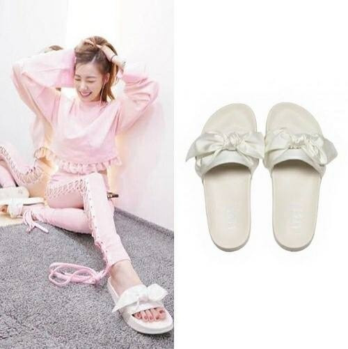 SNSD là một trong những nhóm nhạc nữ hàng đầu Kpop. Không chỉ xinh đẹp, tài năng, phong cách thời trang của "những cô gái vàng nhà SM" còn khiến người hâm mộ và báo giới phải xuýt xoa, trầm trồ. Ảnh: Hình ảnh được chia sẻ trên trang cá nhân của "mắt cười" Tiffany thêm phần thu hút khi cô nàng diện nguyên một set đồ hồng pastel của thương hiệu Fenty x Puma, đôi dép đính nơ màu trắng này có giá hơn 2 triệu VND.