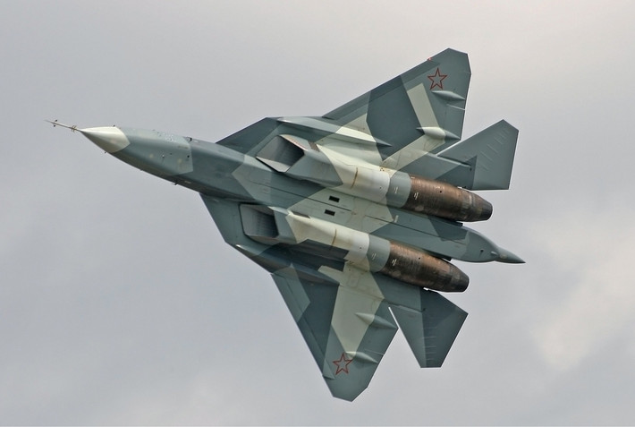 Các tính năng được cho là sẽ khiến Su-57 vượt xa các máy bay cùng loại của Mỹ bao gồm: Khả năng cơ động cực tốt trên không, cất-hạ cánh trên đường băng ngắn, ẩn mình tốt trước mọi hệ thống radar, có khả năng bay siêu thanh ở tốc độ hành trình, tăng cường khả năng tấn công trên không và mặt đất, cuối cùng là có trợ lý ảo thực hiện nhiệm vụ như một phi công phụ. Nguồn ảnh: Wiki.
