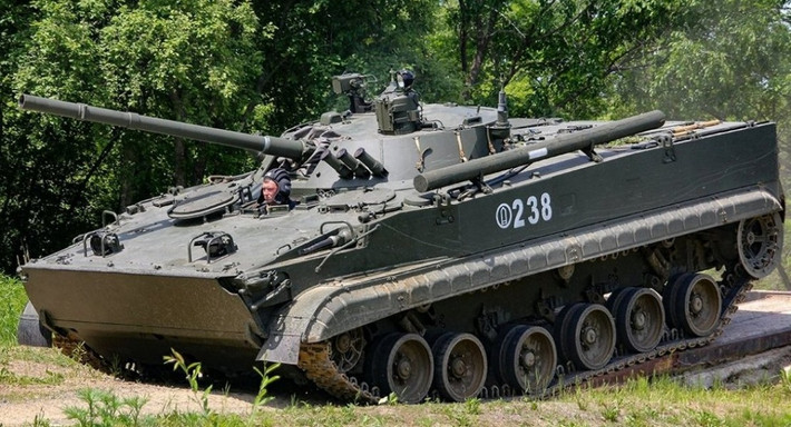 Xe chiến đấu bộ binh BMP-3 được trang bị pháo 2A70 100 mm, đồng thời đóng vai trò là bệ phóng của tên lửa chống tăng 9M117M-1 Arkan, với khả năng xuyên thủng lớp giáp dày tới 750 mm.