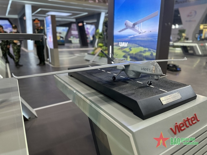 Ngoài ra, Viettel còn giới thiệu mô hình UAV đa năng tầm xa VU-MALE với khả năng hoạt động ở cự ly lớn trong mọi điều kiện thời tiết và mang được nhiều loại khí tài tấn công và trinh sát tầm xa. Sản phẩm này thể hiện bước đột phá về công nghệ, mở ra các khả năng tác chiến hoàn toàn mới cho quân đội và tiềm năng phát triển của nền công nghiệp quốc phòng Việt Nam trong tương lai.
