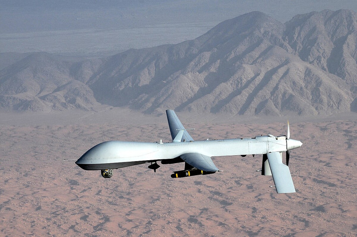 Một sản phẩm khác cũng được giới thiệu tại triển lãm là dòng UAV đa nhiệm MMD-01, được thiết kế với khả năng thực hiện nhiều nhiệm vụ khác nhau trong lĩnh vực quốc phòng và dân sự. UAV này sử dụng kết hợp động cơ điện và động cơ đốt trong, mang đến khả năng hoạt động linh hoạt, tiết kiệm nhiên liệu và phù hợp với nhiều môi trường tác chiến. Những sản phẩm được mang tới triển lãm lần này không chỉ cho thấy năng lực nghiên cứu, phát triển của Việt Nam trong lĩnh vực công nghệ quốc phòng mà còn góp phần xây dựng lòng tin, thúc đẩy hòa bình, ổn định và hợp tác quốc phòng vì lợi ích chung của khu vực và quốc tế. Triển lãm Quốc phòng Quốc tế Việt Nam 2024 hứa hẹn sẽ tạo nên một dấu ấn mạnh mẽ, khẳng định thông điệp về sự chủ động và tiềm lực quốc phòng ngày càng lớn mạnh của Việt Nam.
