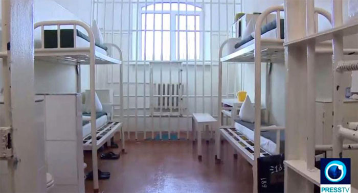 Nhà tù Cá heo đen khét tiếng của Nga nằm ở khu vực giáp biên giới với Kazakhstan. Phạm nhân nằm chen chúc nhau trong một không gian chật hẹp dưới 3 lớp cánh cửa thép và được theo dõi sát sao 24/24h. Trại giam này được trang bị an ninh nghiêm ngặt như trên bởi vì phần đa phạm nhân ở đây đều là những tên tù tàn bạo nhất, bao gồm kẻ giết người hàng loạt hay các tên khủng bố.