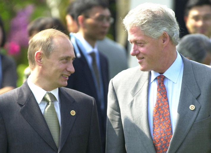 Hai nhà lãnh đạo này tiếp tục gặp nhau vào tháng 6/2000 ở Moscow sau khi ông Putin đắc cử tổng thống Nga còn ông Clinton ở năm cuối nhiệm kỳ. Ảnh ghi lại trong lần gặp nhau của hai lãnh đạo tại Hội nghị G8 tổ chức ở Nago, Nhật Bản năm 2000.
