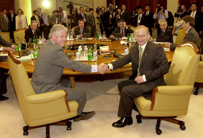 Năm 1999, trước khi nhậm chức Thủ tướng Nga, ông Vladimir Putin đã có cuộc gặp với Tổng thống Mỹ lúc đó là ông Bill Clinton ở Oslo, Na Uy. Tại lần gặp trên, hai nhà lãnh đạo thảo luận về sự hiện diện quân sự của Nga ở Chechnya. Ảnh: Ông Clinton và ông Putin bắt tay nhau trước một cuộc họp nằm trong khuôn khổ Hội nghị G8 tổ chức ngày 22/7/2000 ở Nago, Nhật Bản.