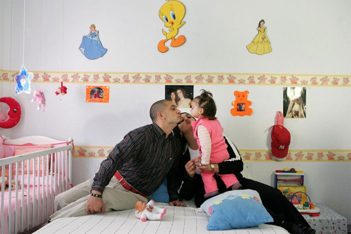 Nhà tù Aranjuez ở Tây Ban Nha có lẽ là một trong những nhà tù độc nhất vô nhị trên thế giới. Ở đó, các phạm nhân được phép sinh sống cùng với các thành viên gia đình họ như con cái hay cha mẹ. Ngoài ra, nhà giam này còn trang trí các hình ảnh ngộ nghĩnh của nhân vật hoạt hình Disney trên các bức tường. Ở đó, còn có trường mầm non, khu vui chơi giải trí.