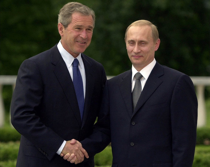Tổng thống Mỹ Bush bắt tay ông Putin tại khu vườn Lâu đài Brdo gần Ljubljana, Slovenia vào ngày 16/6/2001 trong khuôn khổ một cuộc họp thượng đỉnh.