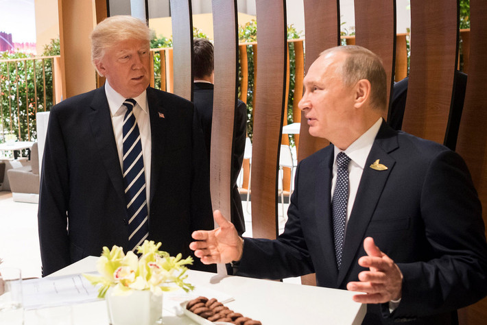 Còn mới lúc mới đắc cử tổng thống Mỹ, ông Donald Trump đã có cuộc gặp đầu tiên với Tổng thống Nga Putin diễn ra bên lề Hội nghị thượng đỉnh G20 ở Hamburg, Đức vào tháng 7/2017.