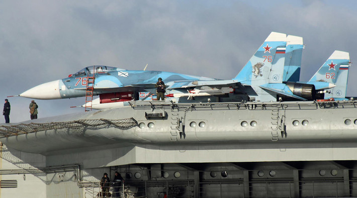 Trong thời gian tham chiến ở Syria, biên chế máy bay của tàu sân bay Kuznetsov bao gồm khoảng từ 6 tới 8 chiếc Su-33 và 4 chiếc tiêm kích MiG-29K. Nguồn ảnh: Almasdarnews.