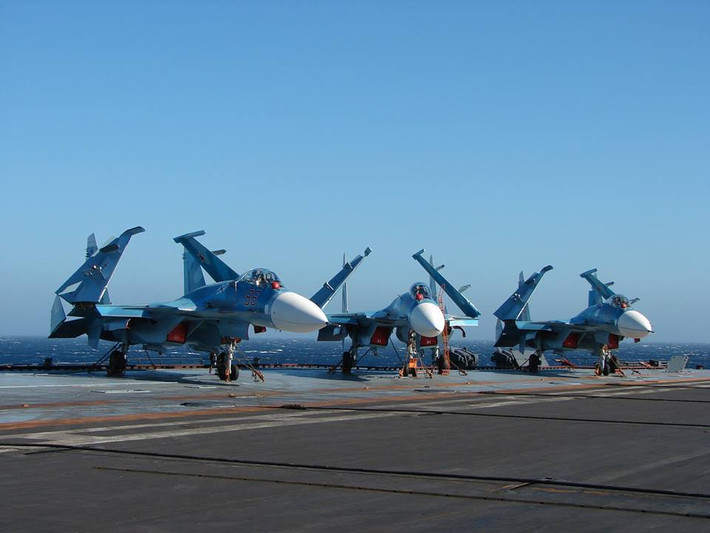 Theo thông tin chính thức, chiếc Su-33 đã rơi sau hai lần hạ cánh không thành công lên tàu. Khi vụ việc xảy ra, thời tiết diễn biến rất tốt và phi công không hề bị cản trở tầm nhìn. Phi công sau đó đã được trực thăng cứu hộ cứu sống. Nguồn ảnh: Almasdarnews.