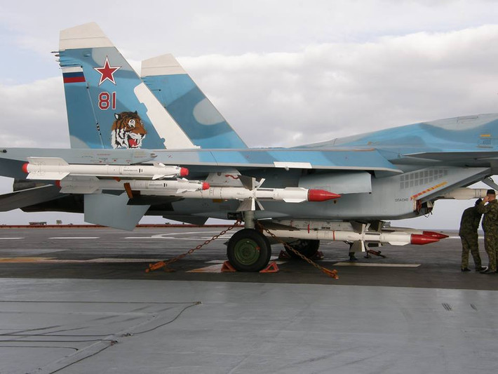 Tổng cộng trong thời gian tham chiến ở Syria, tàu sân bay Kuznetsov đã đóng góp 420 nhiệm vụ tấn công, tấn công 1252 mục tiêu đối phương. Tới tháng 1/2017, tàu sân bay này còn tham gia tập trận bắn đạn thật ở ngoài khơi vùng biển Libya. Nguồn ảnh: Almasdarnews.