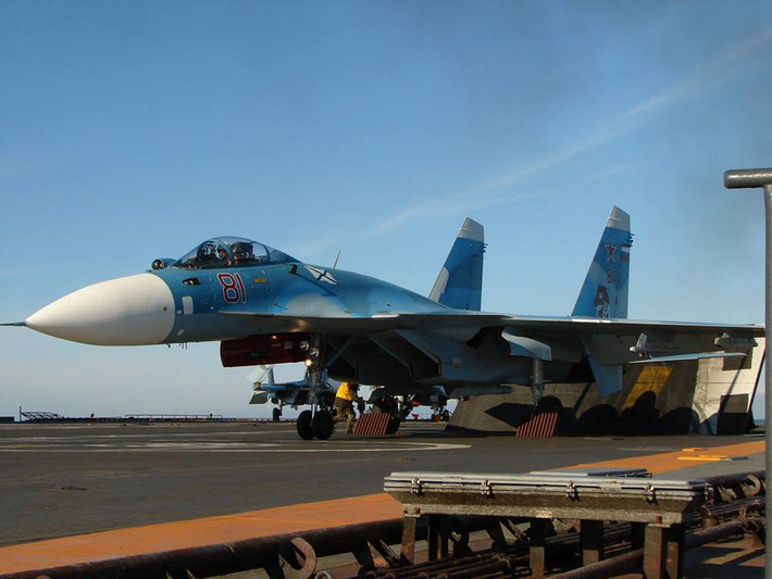 Theo truyền thông Nga, mọi chiến đấu cơ Su-33 hoạt động trên tàu sân bay Kuznetsov đều được nâng cấp hệ thống ném bom dẫn đường, cung cấp khả năng tấn công mặt đất cực kỳ nguy hiểm. Nguồn ảnh: Almasdarnews.