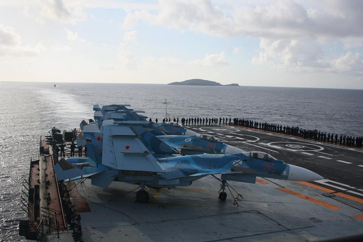 Tàu sân bay Kuznetsov của Hải quân Nga bắt đầu tham chiến ở Syria từ tháng 10/2016. Trong hải trình từ vịnh Kola tới Địa Trung Hải, tổng cộng có 7 chiến hạm của Hải quân Nga đi theo hộ tống tàu Kuznetsov. Nguồn ảnh: Almasdarnews.