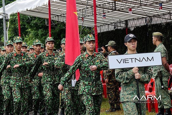 Khi hoà mình vào môi trường nhiều màu sắc, nhiều mảng màu tách biệt nhưng lại có màu xanh lá cây là chủ đạo như trong rừng hoặc bụi rậm, những mảng màu nhỏ này sẽ phát huy tối đa hiệu quả nguỵ trang. Nguồn ảnh: AARM.