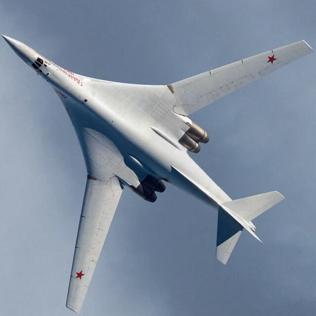 Máy bay ném bom chiến lược Tu-160M hiện đang được hiện đại hóa sâu và đã thực hiện chuyến bay thử nghiệm đầu tiên hồi tháng 2 vừa rồi. Trong chuyến bay thử nghiệm này, Tu-160M bay được tới độ cao 1.500 mét và thời gian bay kéo dài 34 phút. Nguồn ảnh: Ruwar.