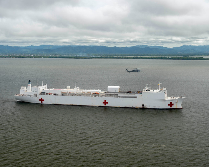 Ban đầu khi cập cảng tại New York, tàu bệnh viện USNS Comfort chỉ làm nhiệm vụ cứu chữa cho những bệnh nhân đang cần nằm viện nhưng âm tính với COVID-19. Nguồn ảnh: BI.