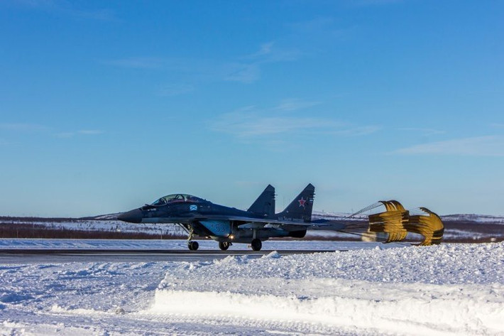 Vũ khí chính của MiG-29K bao gồm một khẩu pháo 30mm, ban đầu khẩu pháo này được trang bị 150 viên đạn, tuy nhiên sau này cơ số đạn bị rút xuống còn chỉ 100 viên. Ngoài ra, máy bay còn 8 giá treo vũ khí dưới cánh và thân, mang theo được tối đa 5,5 tấn vũ khí nữa. Nguồn ảnh: Expo.