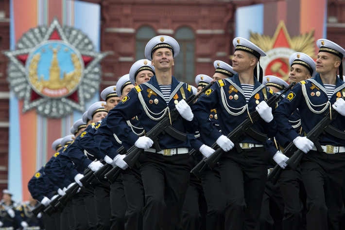 Thông thường, tổng thống Nga Vladimir Putin cũng sẽ có mặt trong cuộc duyệt binh, trực tiếp đọc diễn văn và tuyên bố cử hành nghi lễ duyệt binh.