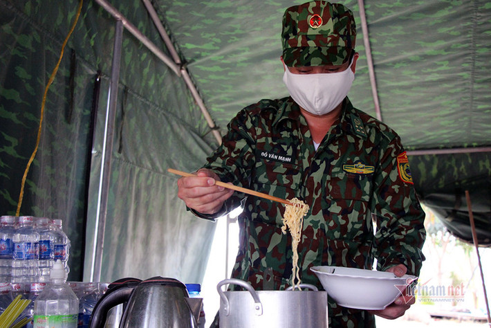 Bữa trưa vội của các chiến sĩ trong một chốt biên phòng ở Tây Nam bộ. Nguồn ảnh: Vietnamnet.