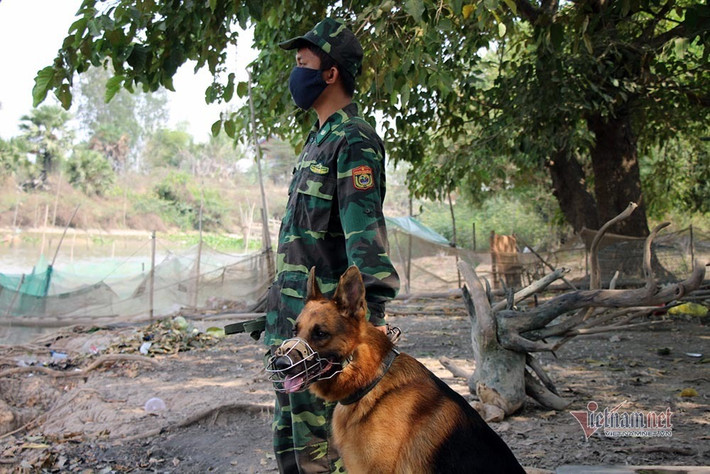 Mặc dù địa hình ở khu vực này không quá phức tạp nhơ ở miền núi phía Bắc, tuy nhiên khí hậu lại khiến chiến sĩ xuống sức rất nhanh, thậm chí có thể bị say nắng, ngất xỉu khi làm việc quá sức. Nguồn ảnh: Vietnamnet.