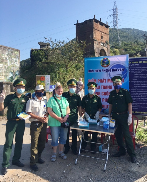 Bộ đội biên phòng phát khẩu trang cho khách du lịch trên Đèo Hải Vân trước khi lệnh cách ly cộng đồng được ban ra. Nguồn ảnh: QĐND.