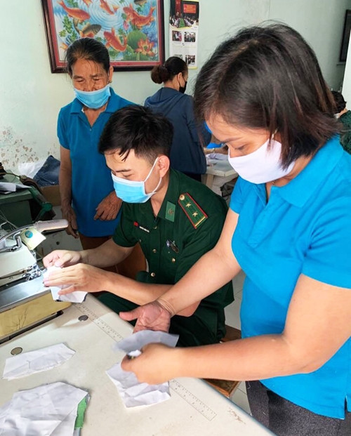 Tham gia sản xuất khẩu trang vải để vừa sử dụng, vừa cung cấp cho người dân ở những vùng xa xôi, hẻo lánh. Nguồn ảnh: QĐND.