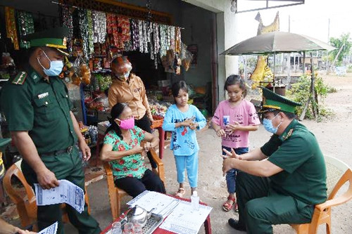 Ngoài ra ở những thị xã, làng mạc vùng biên, bộ đội biên phòng cũng đóng vai trò tuyên truyền, cảnh báo người dân về tác hại của loại virus nguy hiểm này. Nguồn ảnh: QĐND.