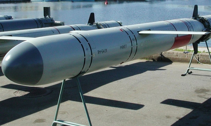 Trước đó, Nga đã bắn khoảng 108 quả tên lửa vào các cuộc chiến tại Syria. Chi phí cho một quả Kalibr lên tới 6.5 triệu USD, trong khi Tomahawk chỉ có giá khoảng 1.4 triệu USD/quả. Sức công phá của hai loại tên lửa này là tương đương.