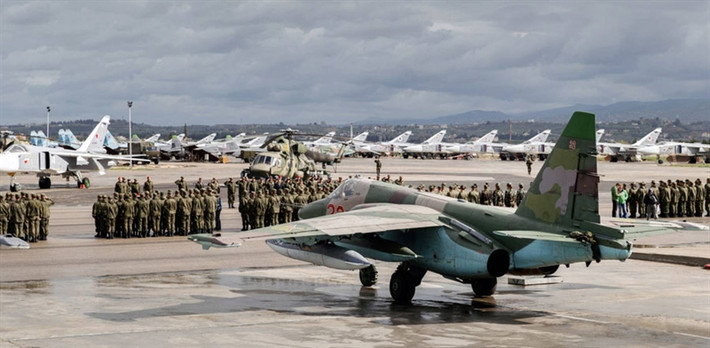 Ngoài ra, Nga cũng đang hiện diện hàng chục máy bay các loại ở các căn cứ tại Syria. Căn cứ không quân lớn nhất của Nga để phục vụ cho chiến dịch này đặt tại Latakia, với nhiều loại máy bay như trực thăng Mi-8, máy bay chiến đấu Su-24s, Su-27s, Su-25.