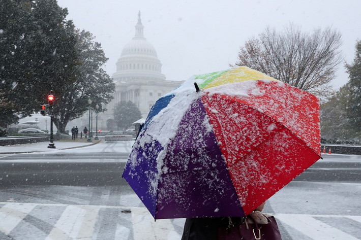Ngày 15/11, thủ đô Washington của nước Mỹ chứng kiến trận tuyết đầu mùa lịch sử. Chỉ trong ngày đầu tiên, tuyết rơi dày đến 5 cm tại một số địa điểm. Đây là trận mưa tuyết lớn nhất kể từ tháng 11/1989 tại Washington.