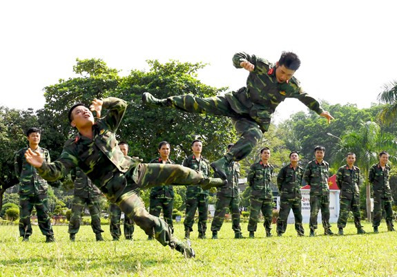 Khởi động.