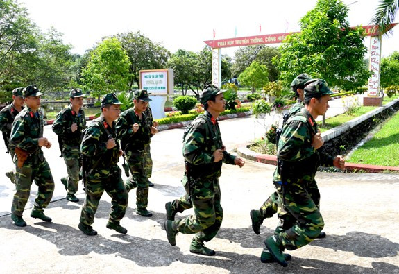 Có được kết quả trên là do cán bộ, chiến sĩ Tiểu đoàn Trinh sát Đặc nhiệm 31 luôn tích cực khổ luyện trong huấn luyện, rèn luyện. Báo QĐND Điện tử trân trọng giới thiệu một số hình ảnh luyện rèn của cán bộ, chiến sĩ Tiểu đoàn Trinh sát Đặc nhiệm cùng bạn đọc. Ảnh: Chiến sĩ Tiểu đoàn Trinh sát Đặc nhiệm 31 trên đường ra bãi tập.