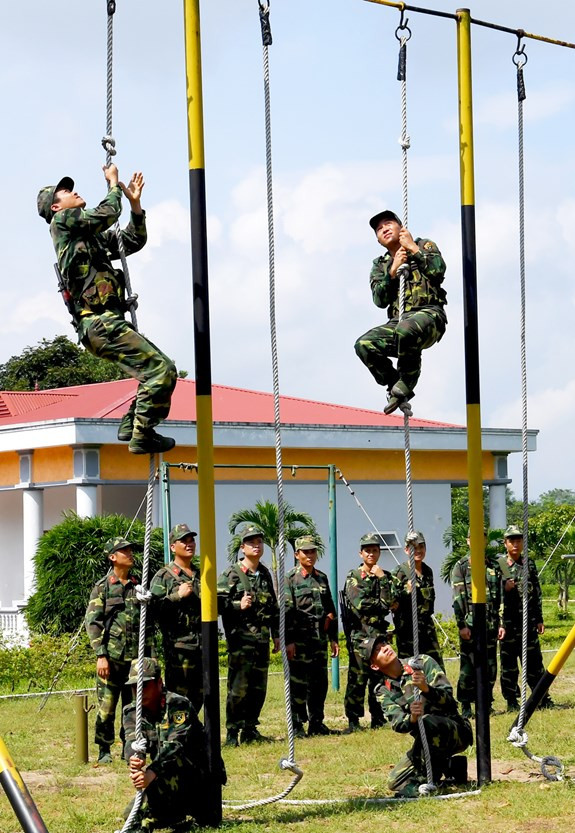 Đu dây đánh khủng bố.
