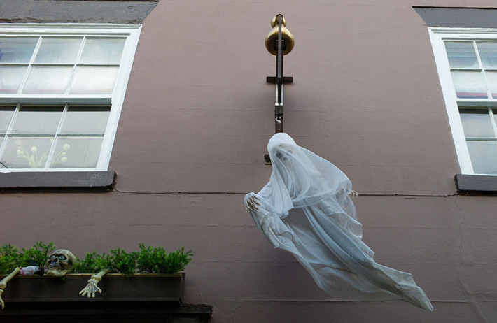 Trước ngày Halloween, người dân đã trang trí nhà cửa với nhiều hình thù ma quỷ kỳ dị. Bức ảnh chụp bên ngoài một cửa hàng ở Whitby, Anh hôm 27/10. Ảnh: Getty.