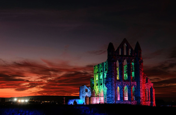 Trong dịp này, không khí ma mị bao trùm khắp nơi, trong đó có cả Tu viện Whitby Abbey ở Anh. Ghé tu viện này vào Tuần lễ Halloween, du khách có thể được trải nghiệm cảm giác buổi tối lang thang trong khu di tích cổ của tu viện được cho là không khác gì lâu đài của ma cà rồng Dracula. Ảnh: Getty.