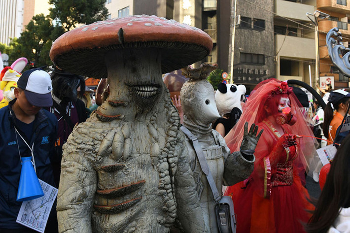 Hóa trang là một trong những nghi thức không thể thiếu của Halloween. Người Celt tin rằng đêm 31/10 là thời khắc ranh giới giữa nhân gian và địa ngục trở nên mong manh nhất. Vì thế, việc hóa trang sẽ giúp cho những người tham gia lễ hội trên đường có thể tránh khỏi hồn ma thực thụ. Trong ảnh, người dân tham gia cuộc diễu hành Halloween ở Kawasaki, Nhật Bản. Ảnh: AFP/Getty.