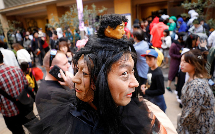 Trước khi được những người dân nhập cư từ châu Âu mang tới Bắc Mỹ, Halloween chỉ là lễ hội báo hiệu kết thúc mùa màng, cũng như tưởng niệm những linh hồn đã khuất. Sau này, Halloween được lan rộng ra nhiều nơi trên thế giới. Giới trẻ tại các nước châu Á như Nhật Bản, Việt Nam cũng hưởng ứng lễ hội này. Ảnh: Reuters.