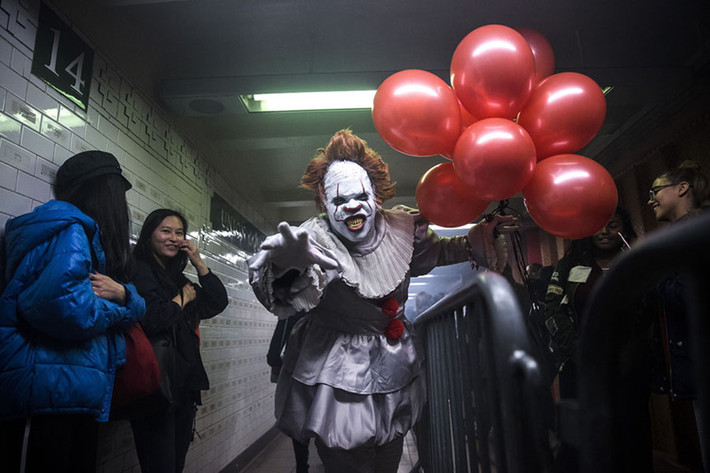 Tại Mỹ, Halloween là ngày lễ quan trọng chỉ đứng sau ngày lễ Giáng sinh. CNN đưa tin theo dự tính của Liên đoàn Bán lẻ Quốc gia, người Mỹ năm nay chi tổng cộng 9 tỷ USD cho lễ hội này. Trong ảnh, chú hề đáng sợ ở "Tàu ngầm Ma ám", một sự kiện được tổ chức tại New York. Ảnh: Getty.