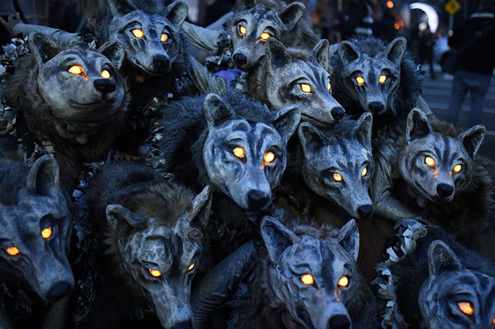 Halloween cũng là cơ hội để mọi người vui chơi và thỏa sức sáng tạo với những bộ trang phục ấn tượng của mình. Ảnh: Reuters.