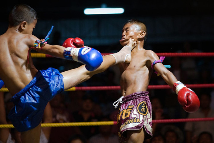 Theo ông Adisak Plitponkarnpim, giám đốc Trung tâm Chống chấn thương và Thúc đẩy an toàn cho trẻ em, bệnh viện Ramathibodi, hiện có hơn 300.000 trẻ tại Thái Lan tham gia thi đấu muay Thái kiếm tiền. Ông cho biết trung bình mỗi trận đấu các em chịu ít nhất 40 chấn động nguy hiểm vào đầu. Ảnh: AFP.