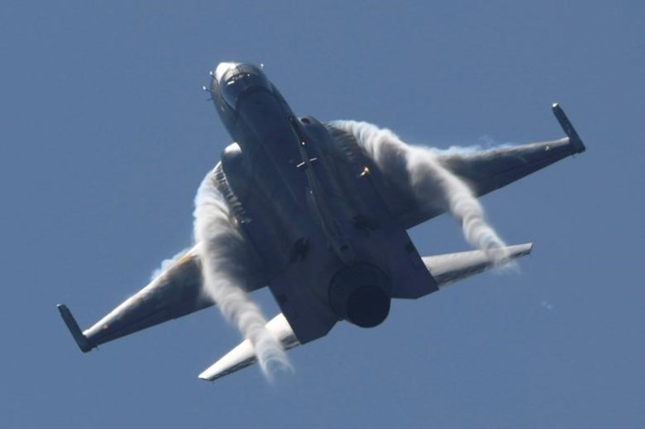 Chiếc tiêm kích JF-17 của không quân Pakistan cũng tham gia biểu diễn tại triển lãm hàng không này. Ảnh: Reuters.